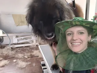Cynthia met Anthon, een leonberger, die over haar schouder meekijkt