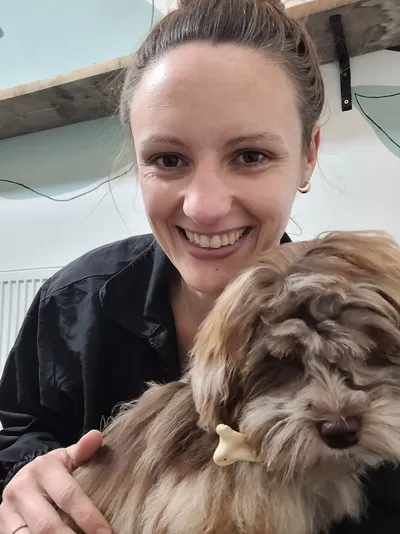 Cynthia met Bibi, een boomer, in de salon