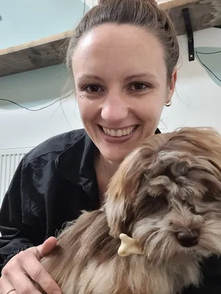 Cynthia met Bibi, een boomer, in de salon
