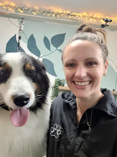 Cynthia met Chio, een australische herder die het tongetje uitsteekt