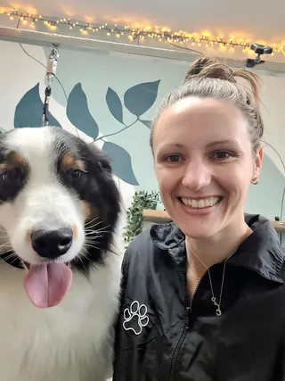 Cynthia met Chio, een australische herder die het tongetje uitsteekt