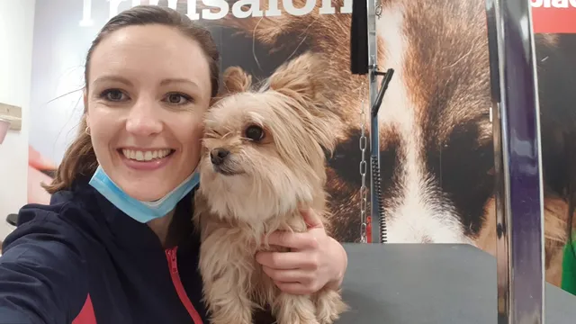 Cynthia met een klein langharig hondje in haar armen