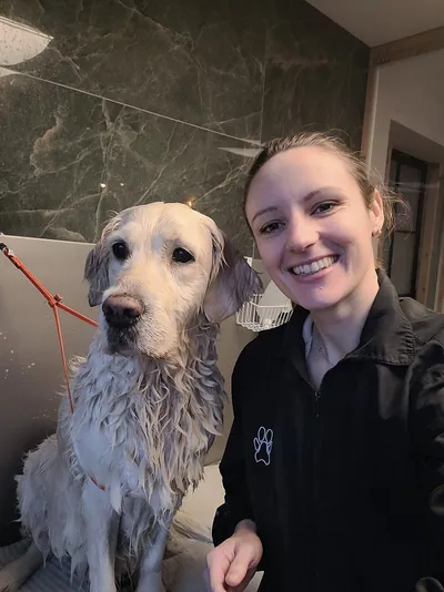 Cynthia met Loena, een natte golden retriever, in het bad
