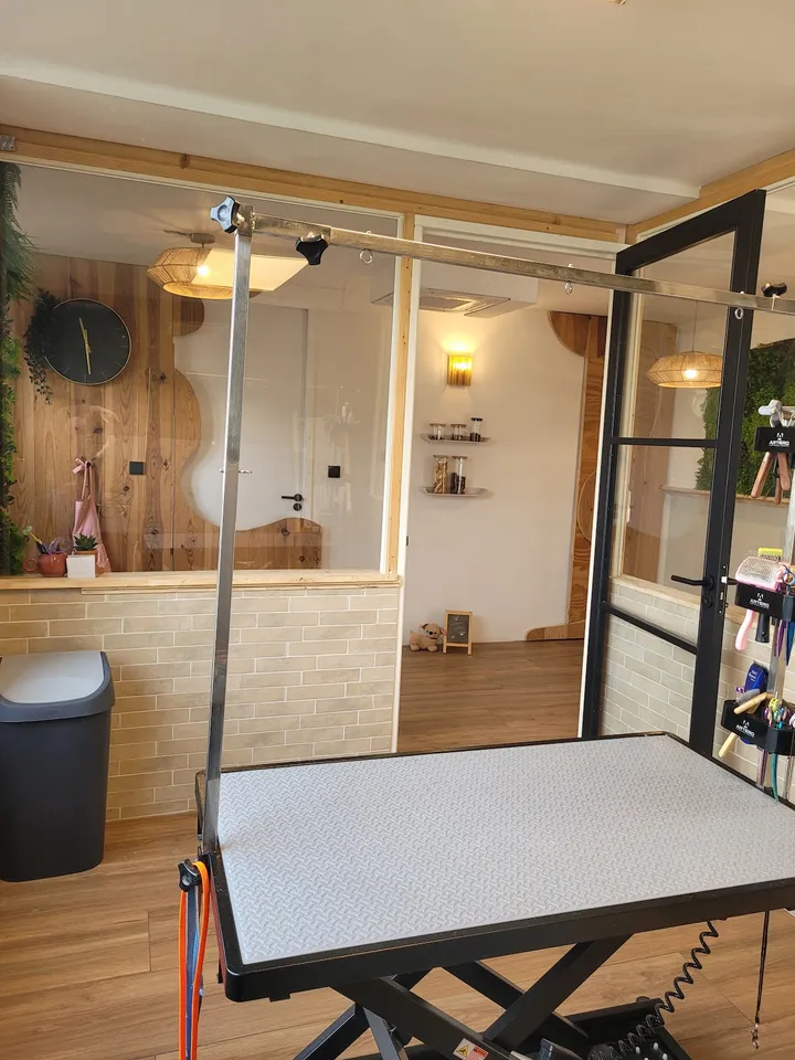 De trimtafel met zicht door het glas naar de rest van de salon