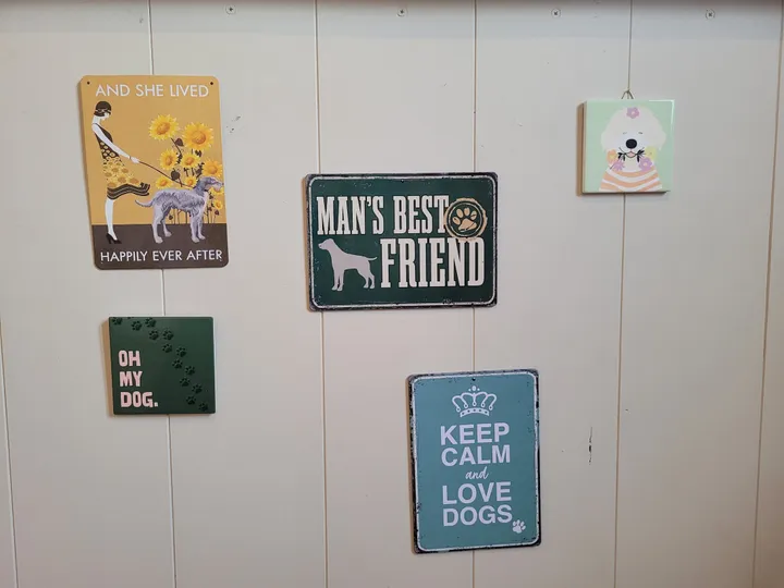 Bordjes met hondenteksten aan de houten wand