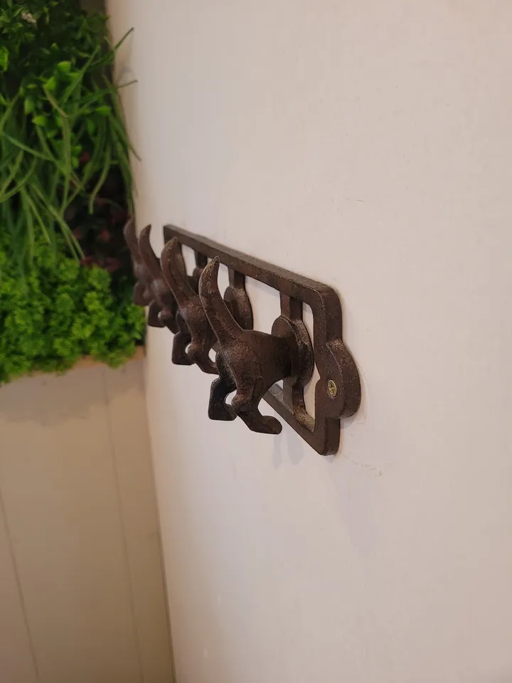 Haakjes in de vorm van hondjes om de riemen aan op te hangen